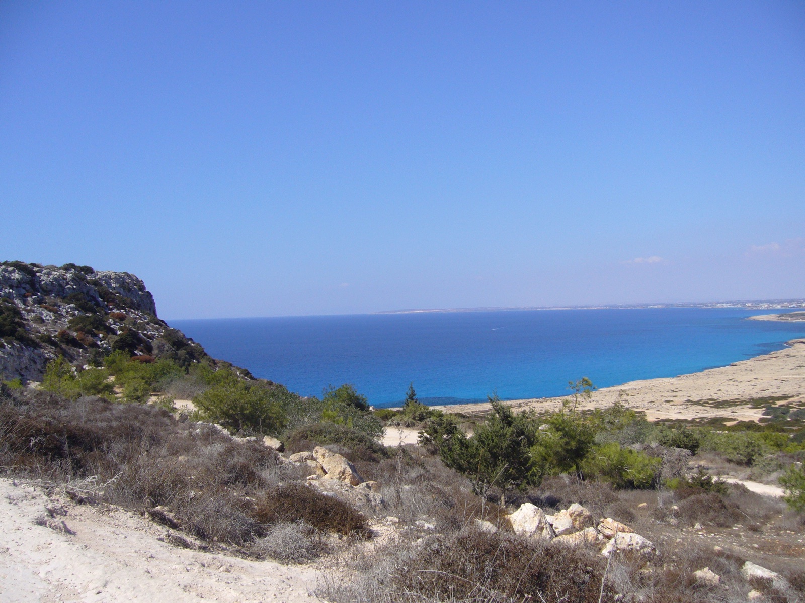 Γαλάζια θάλασσα κάτω από βραχώδες ακρωτήρι κοντά στην Αγία Νάπα
